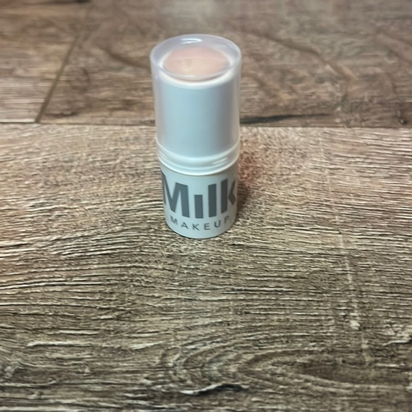 Milk Makeup - Lit  (Champagne Pearl) Highlighter - Picture 2 of 3